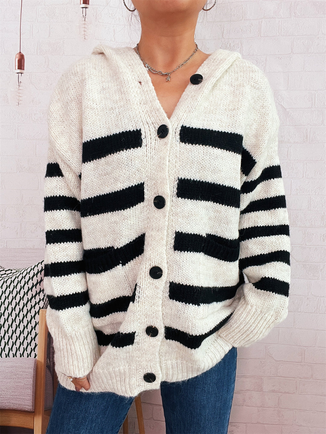 Cardigan décontracté en tricot pour femmes avec capuche et grandes rayures Chic & Stil