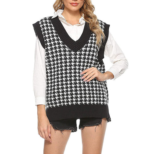 Trendy oversized knitted sweater for women with V-neck and fine pattern Lune London