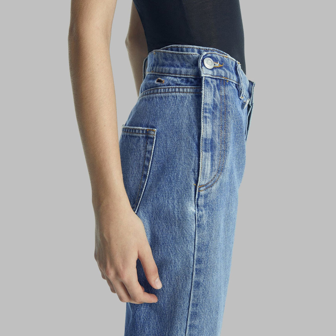 High-waisted cargo jeans for women with a relaxed fit and unique pockets Lune London