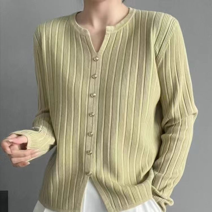 Blouse élégante pour femmes avec de fins plis et des détails de boutons Chic & Stil