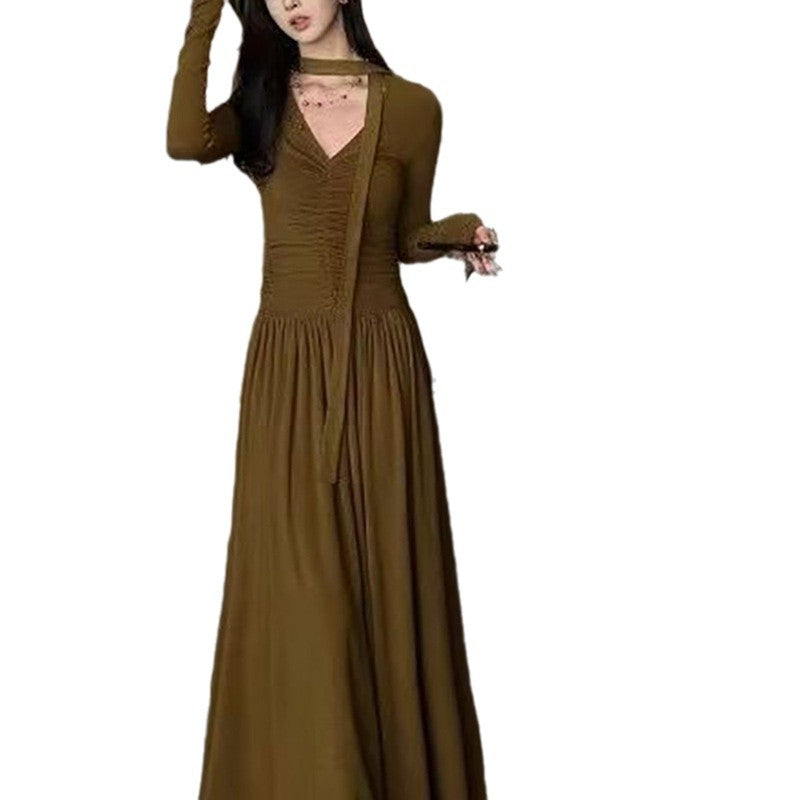 Ladies elegant maxi dress with sophisticated V-neckline and long sleeves