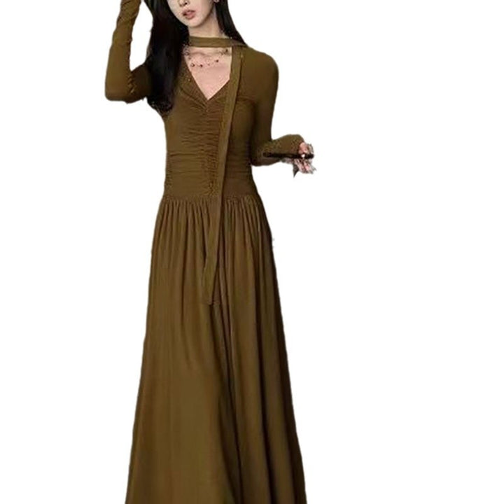 Ladies elegant maxi dress with sophisticated V-neckline and long sleeves