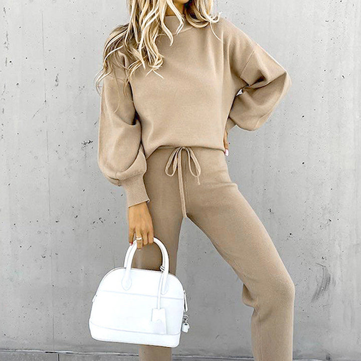Ensemble de survêtement pour femmes avec une coupe moderne, un haut à col montant et un pantalon élastique Chic & Stil