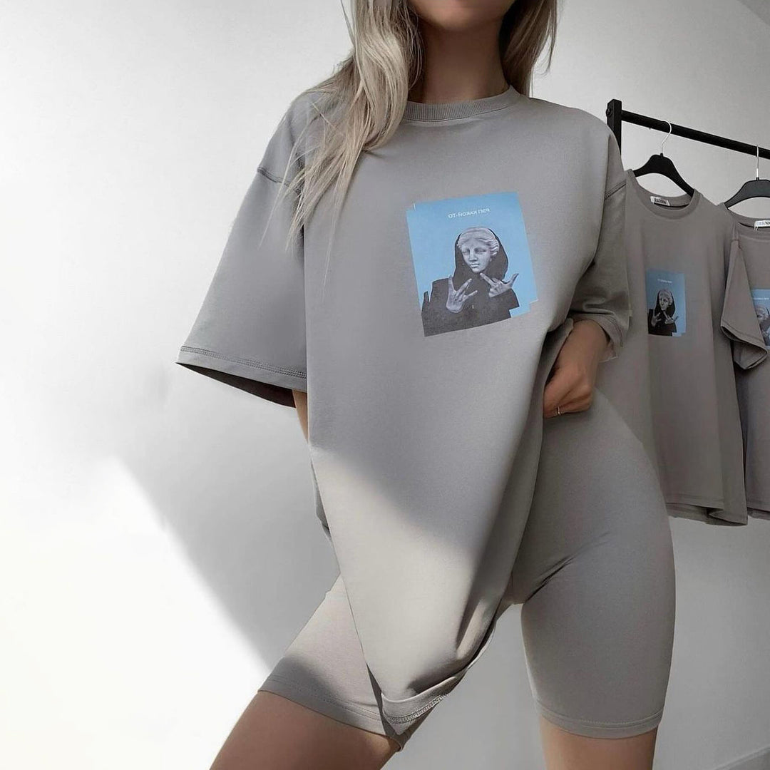 Oversized t-shirt for women with creative printed pattern and chic sporty design