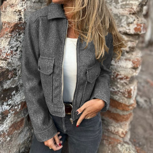 Veste féminine décontractée courte avec poches poitrine pratiques et fermeture éclair Chic & Stil
