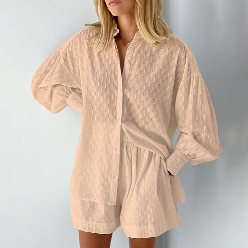 Oversized casual shirt for women with structure and chic and stylish short shorts