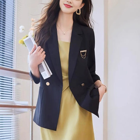Blazer féminin à la mode avec des détails de bouton élégants Chic & Stil