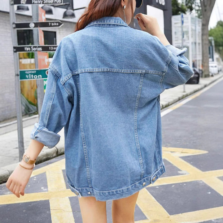 Veste en denim surdimensionnée pour femmes avec des boutons-pression décoratifs Chic & Stil