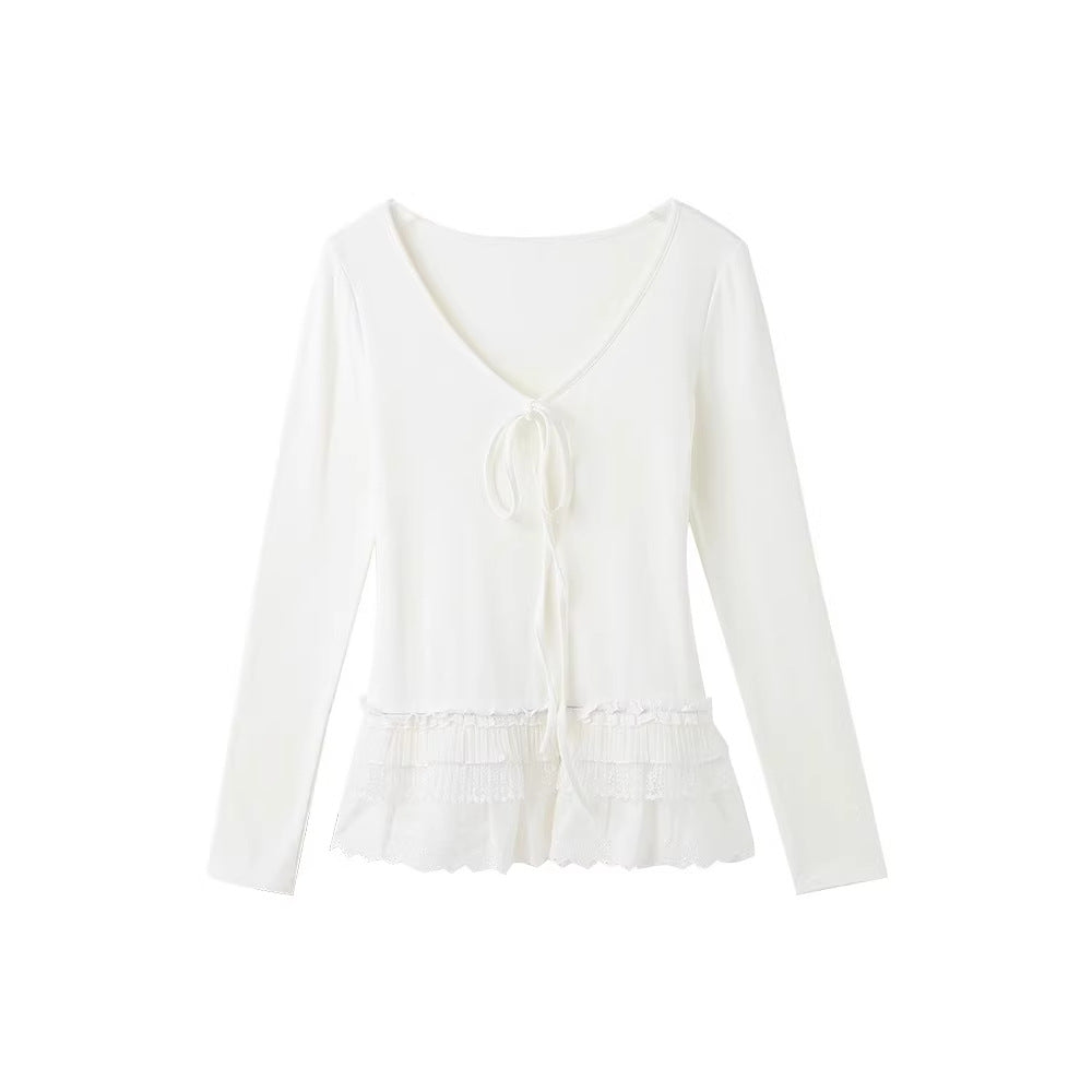 Ladies top with lace ruffle and fashionable V-neck Chic & Stil