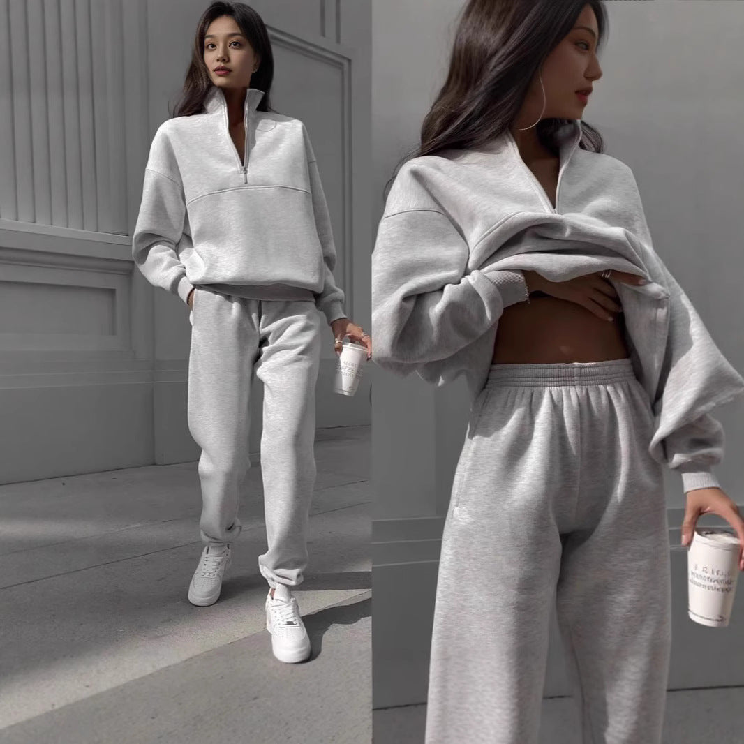 Women's sweatshirt and jogging pants set with modern stand-up collar Chic & Stil