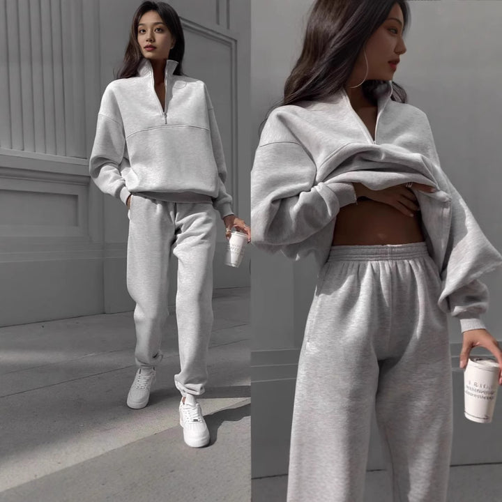 Women's sweatshirt and jogging pants set with modern stand-up collar Chic & Stil