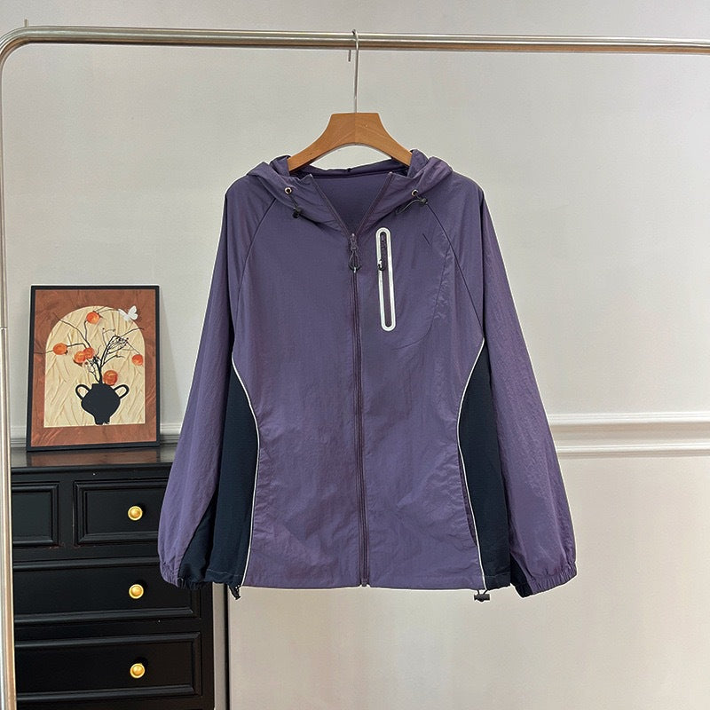 Veste de sport légère pour femmes avec capuche innovante et propriétés respirantes Chic & Stil