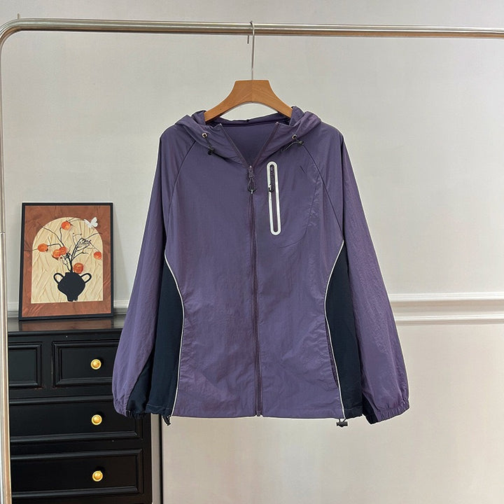 Veste de sport légère pour femmes avec capuche innovante et propriétés respirantes Chic & Stil