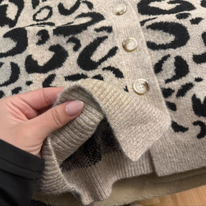 Knitted pattern vest for women with button closure and pockets Lune London