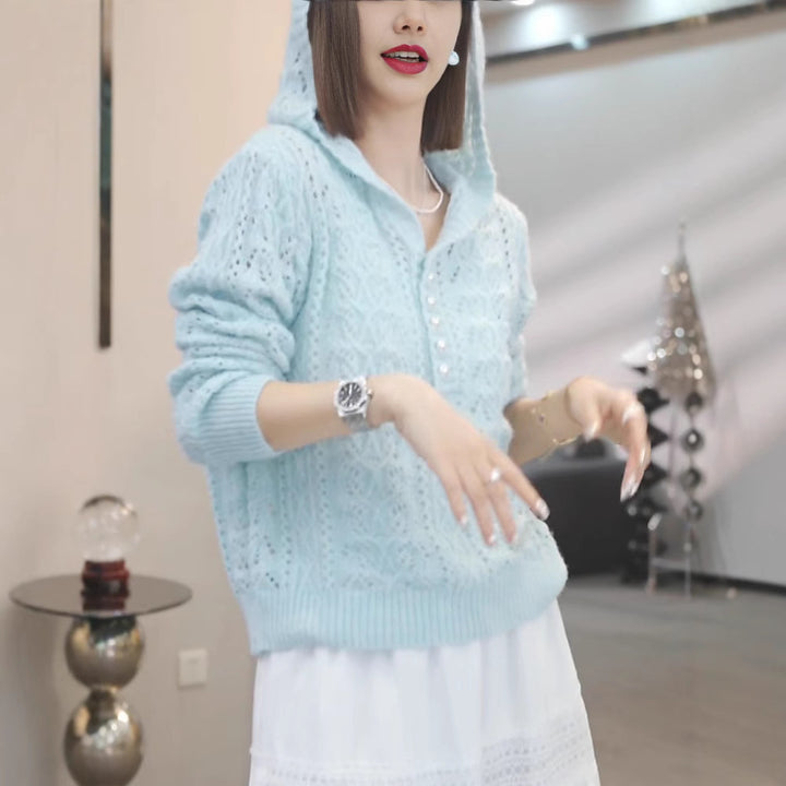 Pull en tricot pour femmes avec capuche et détails de boutons élégants Chic & Stil