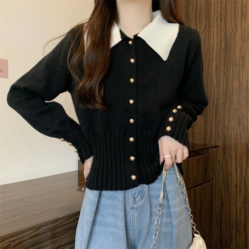 Pull en tricot élégant pour femmes avec col et détails de boutons Chic & Stil