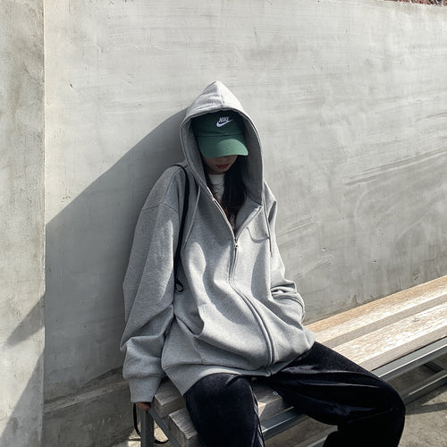 Women's hoodie with an oversized fit and practical pockets