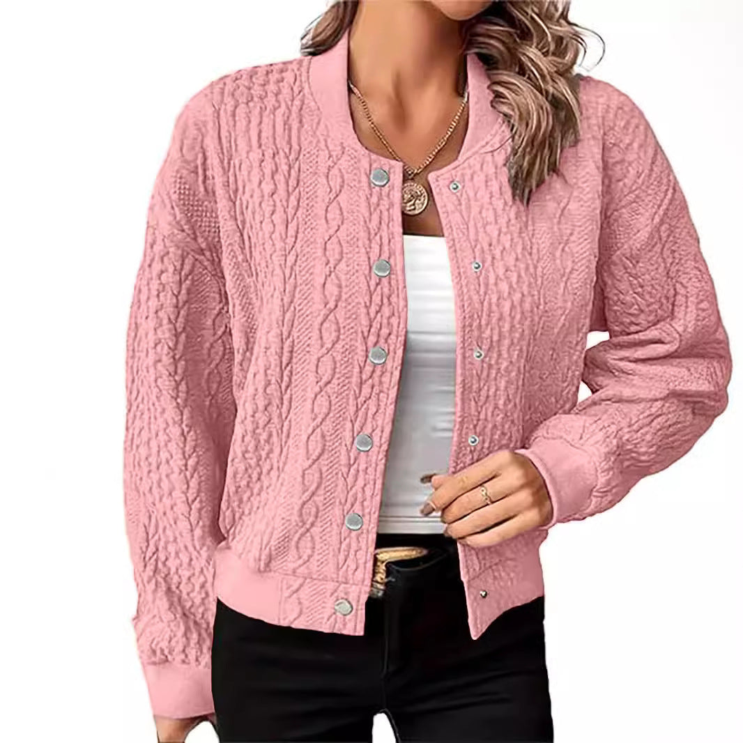 Cardigan pour femmes dans un motif de câble moderne avec fermeture à boutons-pression Chic & Stil