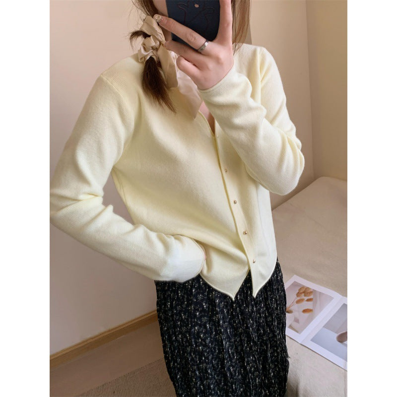 Cardigan femme en maille fine avec patte de boutonnage Chic & Stil