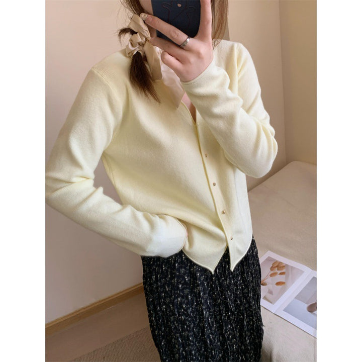 Cardigan femme en maille fine avec patte de boutonnage Chic & Stil