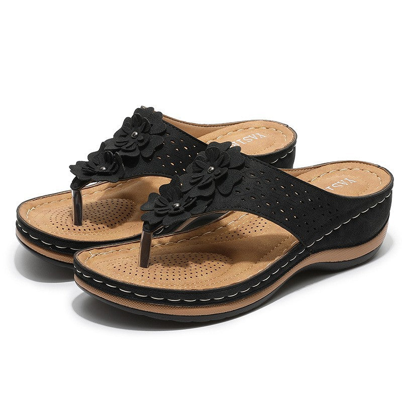 Comfortable thong sandals for women with decorative floral appliqués and an ergonomic sole Lune London
