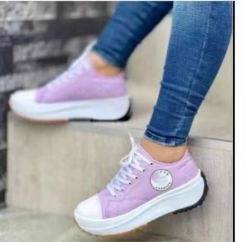 Sporty canvas sneakers for women with an urban design and rubber sole Lune London