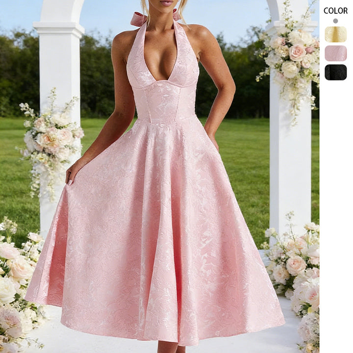 Elegant wedding dress for women with a sophisticated halter neck and a flowing skirt Chic & Stil