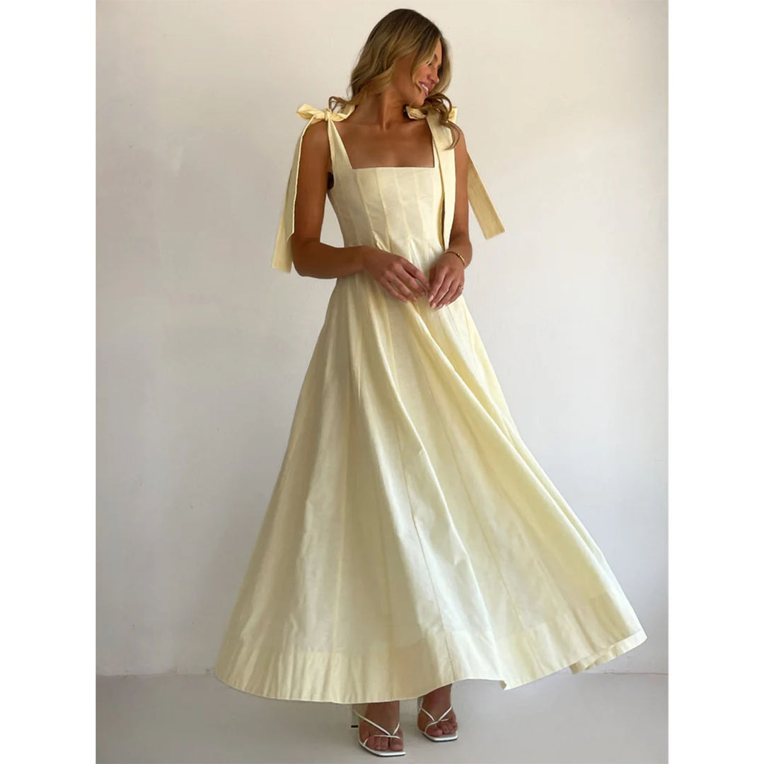 Ladies Elegant Maxi Dress with Modern Shoulder Straps and Flowing Cut