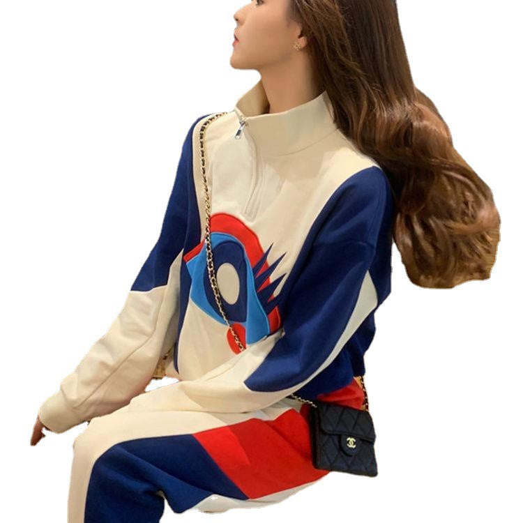 Women's sporty suit with high collar and modern graphic design Chic & Stil