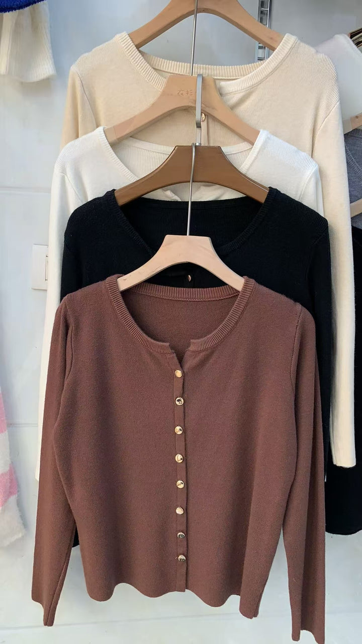 Cardigan élégant pour femmes avec détail de boutons et matériau doux Chic & Stil