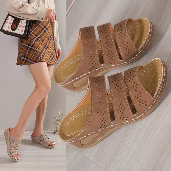 Comfortable ladies' sandals with separator straps, perforated straps, and an anatomical sole Lune London