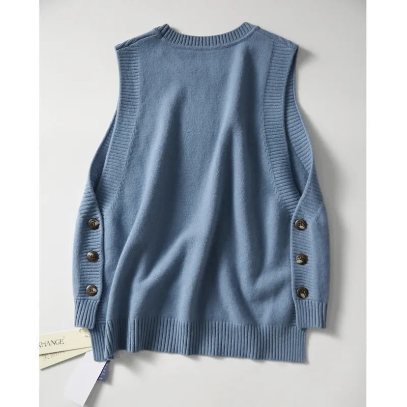 Gilet en tricot pour femmes avec des boutons décoratifs et un grand confort de port Chic & Stil