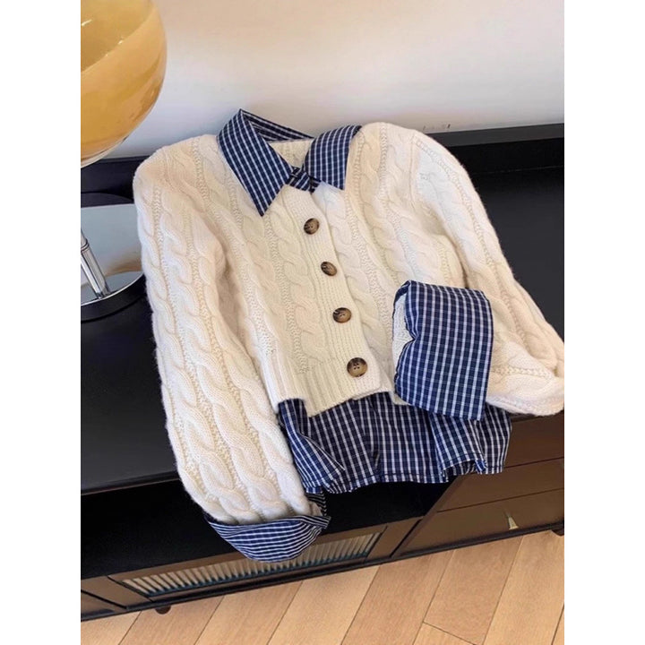 Cardigan pour femmes avec col en tissu à carreaux et détails de boutons Chic & Stil
