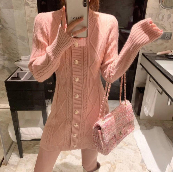 Robe en tricot pour femmes avec un élégant motif en câble et des boutons décoratifs Chic & Stil