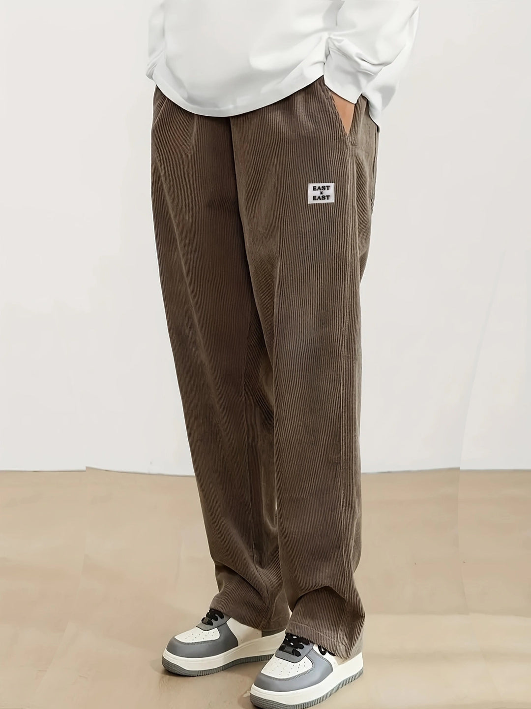 Women's wide corduroy trousers with elastic waistband and side pockets Chic & Stil