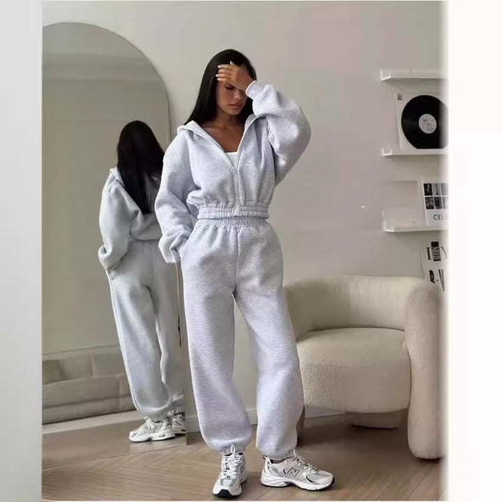 Women sporty crop top and comfortable jogger pants Lune London