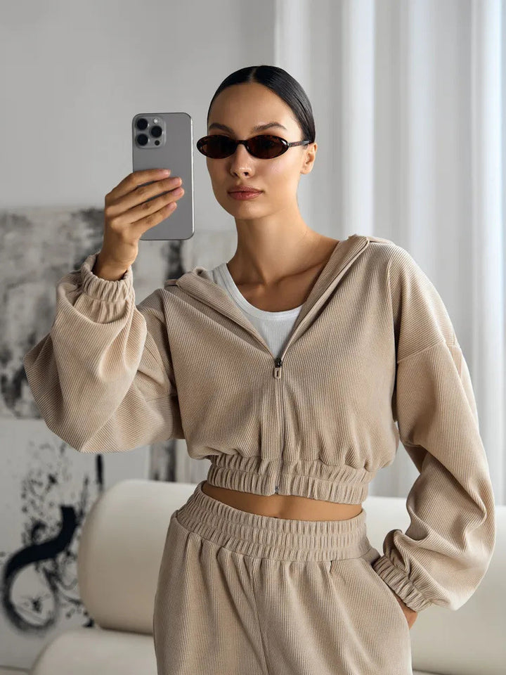 Ladies cropped sport top with zipper and loose fit Lune London