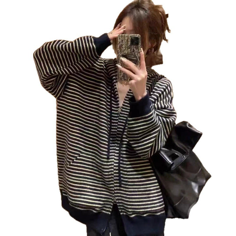 Cardigan féminin à la mode avec un large motif rayé et des poches pratiques Chic & Stil