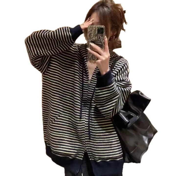 Cardigan féminin à la mode avec un large motif rayé et des poches pratiques Chic & Stil