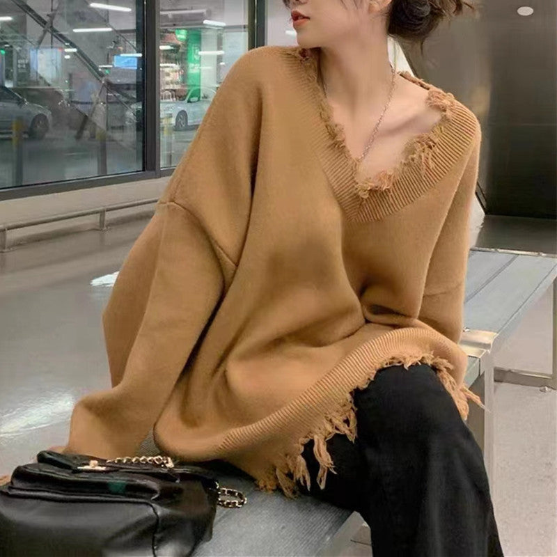 Casual knit sweater for women with V-neck fringe Lune London