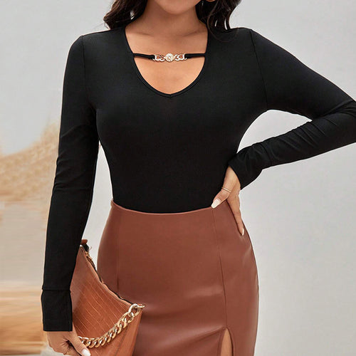 Body à manches longues pour femmes avec décolleté en V à la mode et détail de chaîne décoratif Chic & Stil