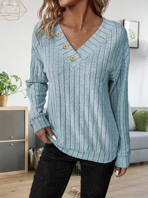 Casual women's V-neck sweater with button details and fine ribbed pattern Lune London