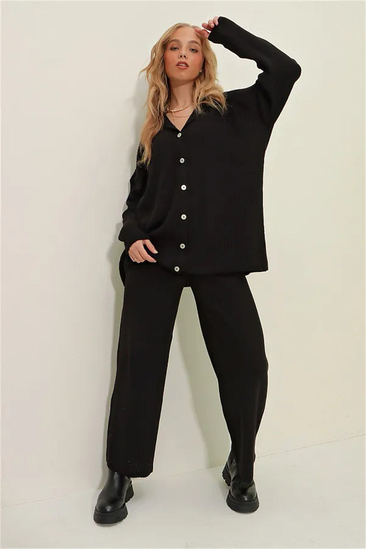 Casual outfit for women with a comfortable fit and button details Lune London