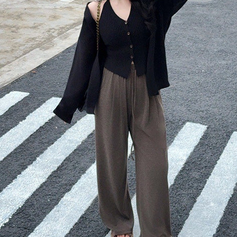 Cardigan féminin à la mode avec un profond col en V et des détails de boutons élégants Chic & Stil