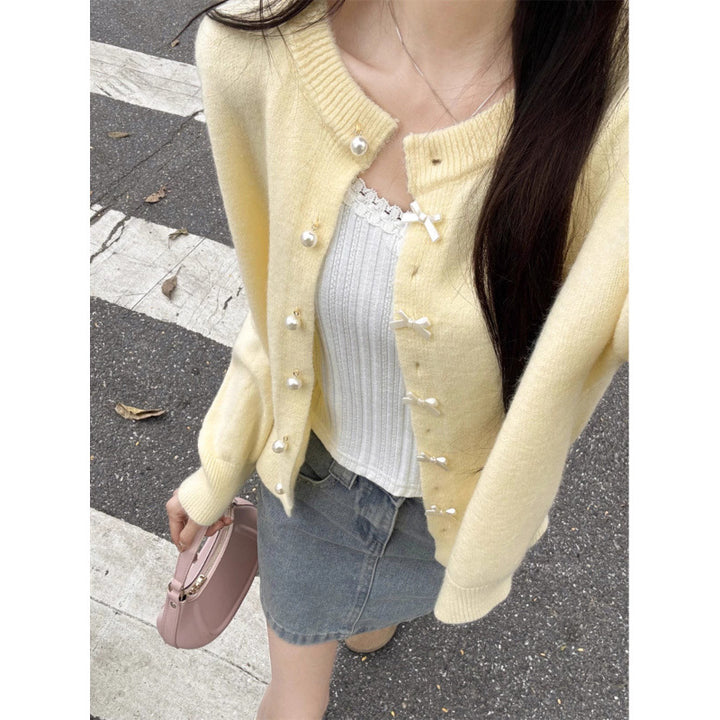 Cardigan confortable pour femmes avec boutons en perles et design délicat Chic & Stil