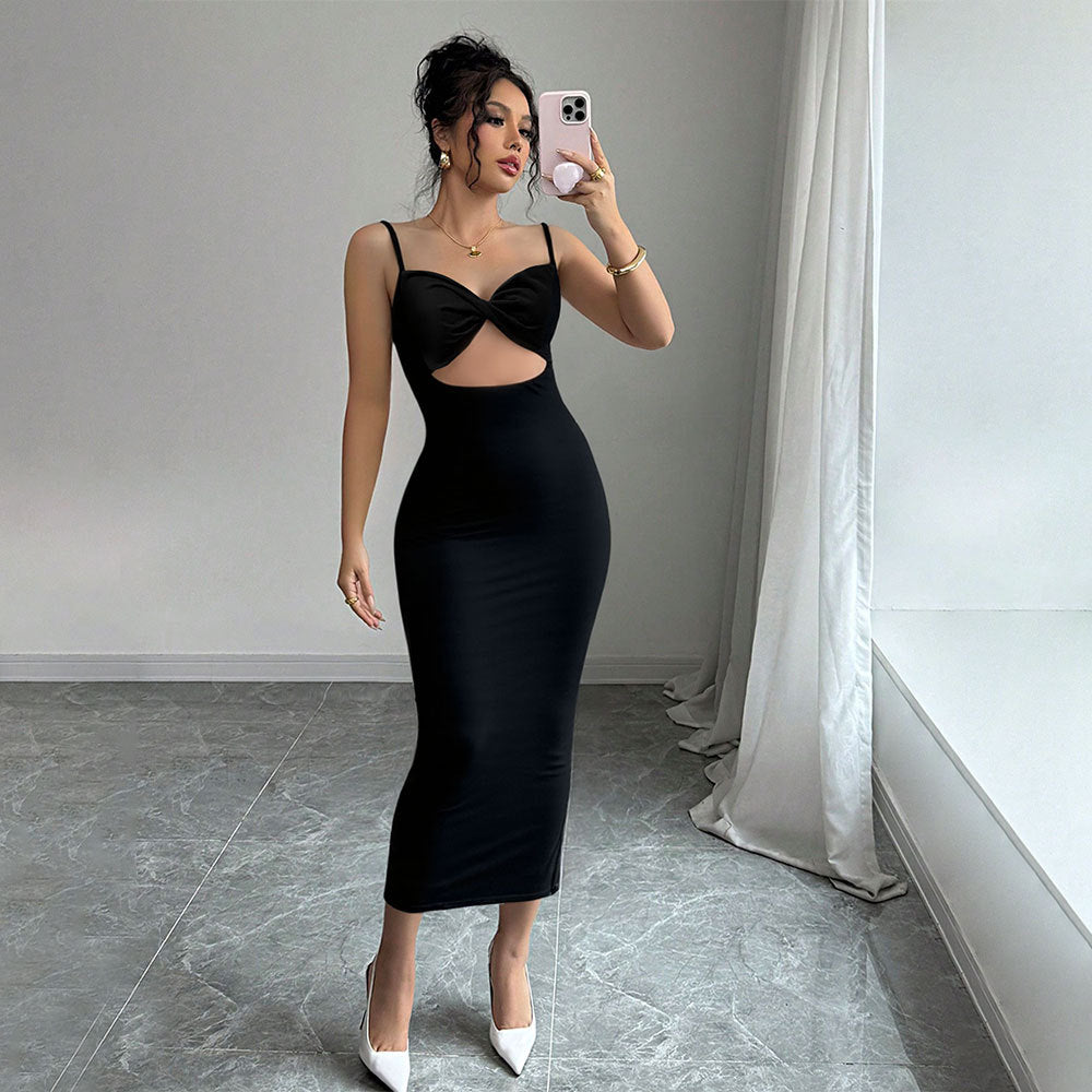 Robe midi ajustée pour femmes avec décolleté élégant et fines bretelles spaghetti Chic & Stil