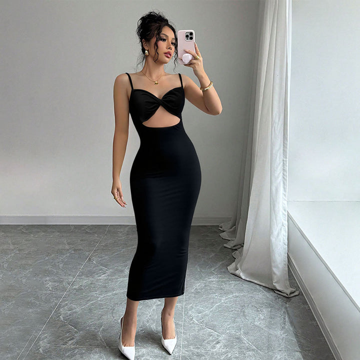 Robe midi ajustée pour femmes avec décolleté élégant et fines bretelles spaghetti Chic & Stil