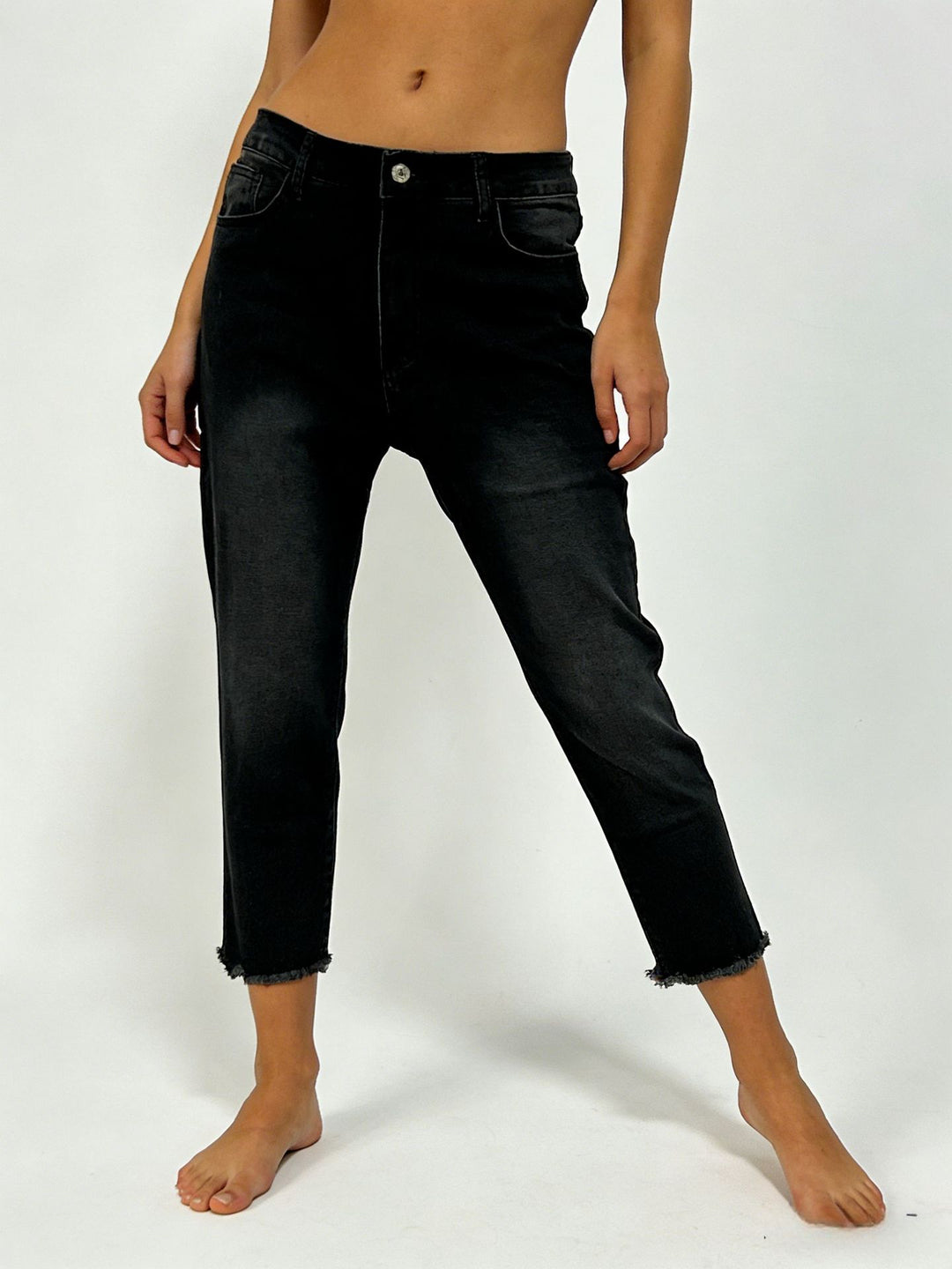 Women’s casual high-waist jeans with frayed hem and trendy cut Lune London