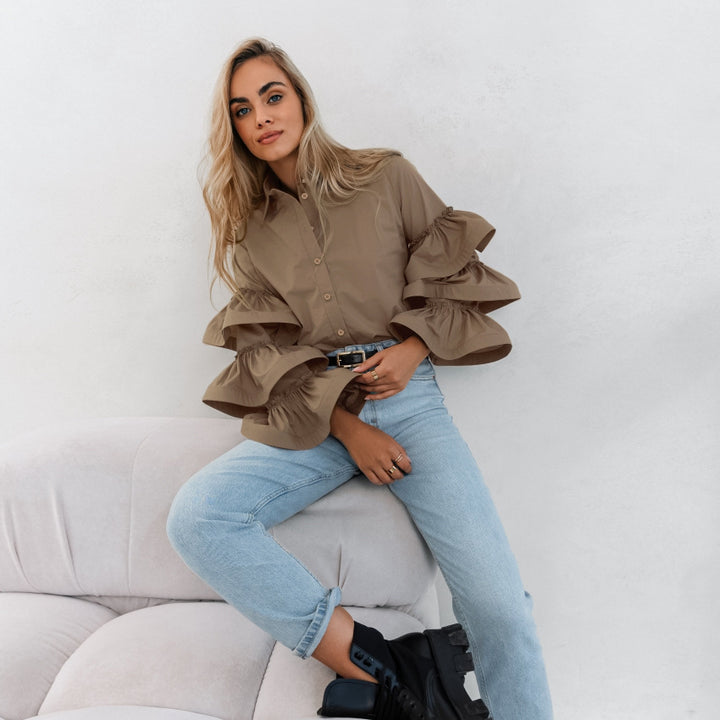 Women's blouse with voluminous ruffle details and a classic collar Lune London
