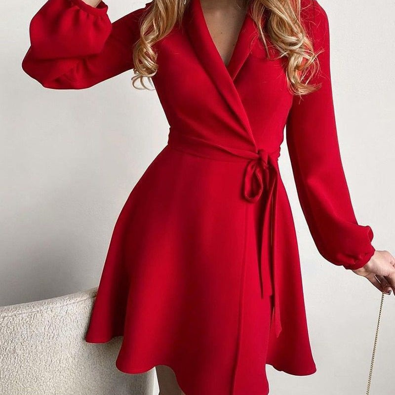 Robe portefeuille pour femmes avec un design floral et une silhouette élégante Chic & Stil